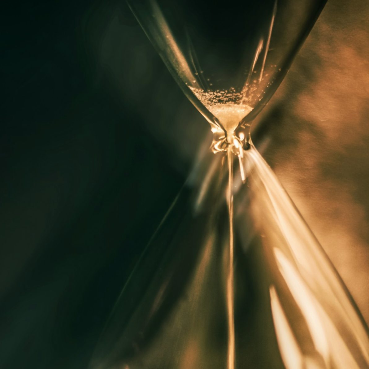 Geometric phases and cyclic isotropic cosmologies